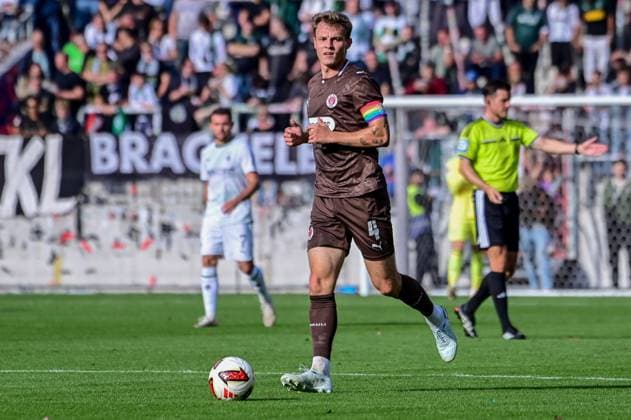 Nemeth David ( Pauli ) am Ball Deutschland , Hamburg Millerntorstadion , Fussball , 1. und 2. . Bundesliga , FC St Pauli - Borussia Mönchengladbach