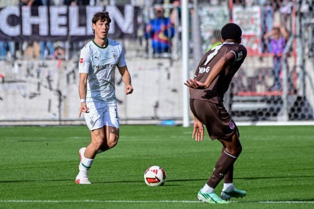 Youssoupha Niang ( Pauli ) 16 Philipp Sander ( Gladbach ) Deutschland , Hamburg Millerntorstadion , Fussball , 1. und 2. . Bundesliga , FC St Pauli - Borussia Mönchengladbach