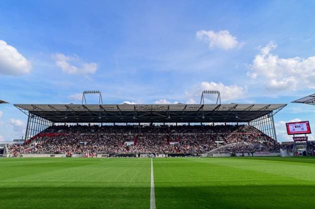 Gegengerade Spielfeld Totale Innenraum Wolken Himmel Anzeigetafel Deutschland , Hamburg Millerntorstadion , Fussball , 1. und 2. . Bundesliga , FC St Pauli - Borussia Mönchengladbach