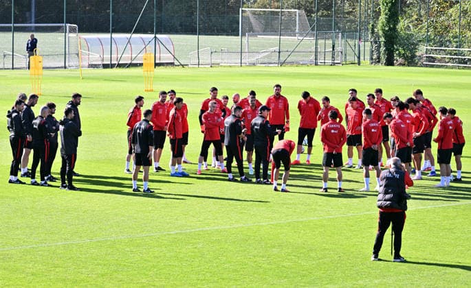 Turkish national team, Nationalteam trains in Liege ahead of Italy match LIEGE, BELGIUM - OCTOBER 04: Head coach Vincenzo Montella leads the Turkish National Football Team during their final training session at the SL16 Football Campus ahead of an upcoming match against Italy, in Liege, Belgium on October 04, 2026. Dursun Aydemir Anadolu Liege Belgium. Editorial use only. Please get in touch for any other usage.  Copyright: x2026xAnadoluxDursunxAydemirx