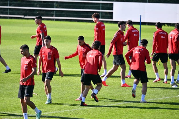 Turkish national team, Nationalteam trains in Liege ahead of Italy match LIEGE, BELGIUM - OCTOBER 04: Head coach Vincenzo Montella leads the Turkish National Football Team during their final training session at the SL16 Football Campus ahead of an upcoming match against Italy, in Liege, Belgium on October 04, 2026. Dursun Aydemir Anadolu Liege Belgium. Editorial use only. Please get in touch for any other usage.  Copyright: x2026xAnadoluxDursunxAydemirx
