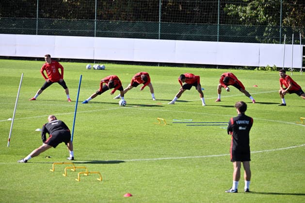 Turkish national team, Nationalteam trains in Liege ahead of Italy match LIEGE, BELGIUM - OCTOBER 04: Head coach Vincenzo Montella leads the Turkish National Football Team during their final training session at the SL16 Football Campus ahead of an upcoming match against Italy, in Liege, Belgium on October 04, 2026. Dursun Aydemir Anadolu Liege Belgium. Editorial use only. Please get in touch for any other usage.  Copyright: x2026xAnadoluxDursunxAydemirx
