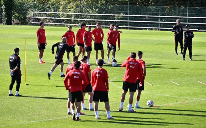 Turkish national team, Nationalteam trains in Liege ahead of Italy match LIEGE, BELGIUM - OCTOBER 04: Head coach Vincenzo Montella leads the Turkish National Football Team during their final training session at the SL16 Football Campus ahead of an upcoming match against Italy, in Liege, Belgium on October 04, 2026. Dursun Aydemir Anadolu Liege Belgium. Editorial use only. Please get in touch for any other usage.  Copyright: x2026xAnadoluxDursunxAydemirx