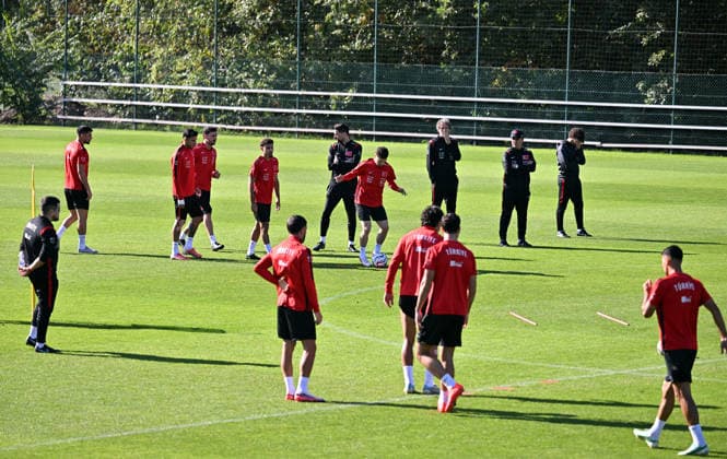 Turkish national team, Nationalteam trains in Liege ahead of Italy match LIEGE, BELGIUM - OCTOBER 04: Head coach Vincenzo Montella leads the Turkish National Football Team during their final training session at the SL16 Football Campus ahead of an upcoming match against Italy, in Liege, Belgium on October 04, 2026. Dursun Aydemir Anadolu Liege Belgium. Editorial use only. Please get in touch for any other usage.  Copyright: x2026xAnadoluxDursunxAydemirx