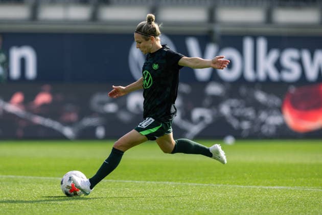 Fußball I Frauen I Saison 2026-2027 I Bundesliga I VfL Wolfsburg - Hamburger SV I 04.10.2026 Svenja Huth (10, VfL Wolfsburg) schießt beim aufwärmen auf das Tor. Freisteller, Nahaufnahme, Porträt, Portrait, Einzelfoto, Einzelbild, Körper Wolfsburg AOK Stadion Niedersachsen Deutschland Copyright: xLobeca CedricxSiefkerx