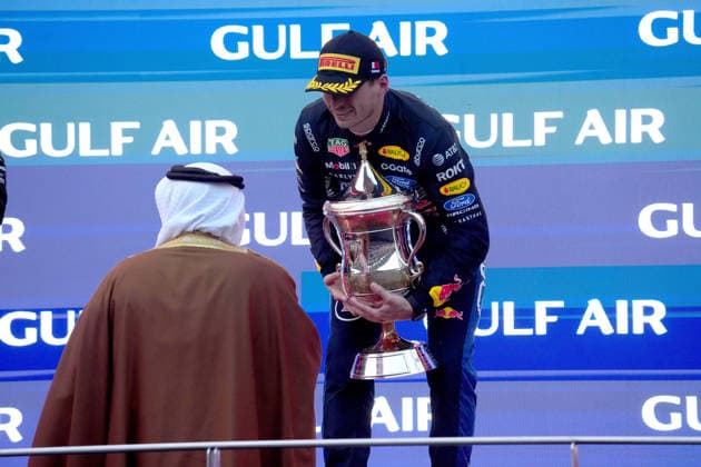 2026 Formula 1 Gulf Air Bahrain Grand Prix 04.10.2026, Sepang International Circuit, Kuala Lumpur, 2026 Formula 1 Gulf Air Bahrain Grand Prix , Podium:, Fürst Hamad bin Isa Al Chalifa von Bahrain üb ergit die Trophäe an den Sieger Max Verstappen (NLD), Oracle Red Bull Racing Kuala Lumpur Sepang International Circuit Malaysia Copyright: xNordphotox xBraticx