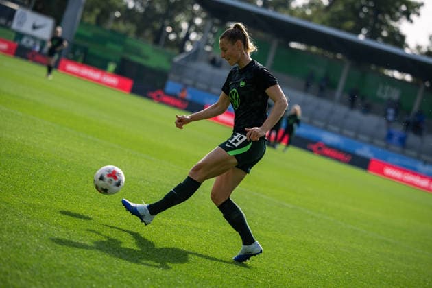 Fußball I Frauen I Saison 2026-2027 I Bundesliga I VfL Wolfsburg - Hamburger SV I 04.10.2026 Sarai Linder (39, VfL Wolfsburg) Freisteller, Nahaufnahme, Porträt, Portrait, Einzelfoto, Einzelbild, Körper schießt den Ball beim aufwärmen Wolfsburg AOK Stadion Niedersachsen Deutschland Copyright: xLobeca CedricxSiefkerx