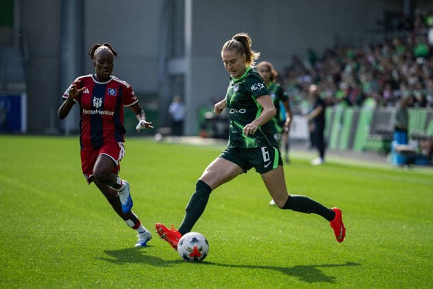 Fußball I Frauen I Saison 2026-2027 I Bundesliga I VfL Wolfsburg - Hamburger SV I 04.10.2026 Magou Doucoure (2, Hamburger SV) Janina Minge (6, VfL Wolfsburg) im Zweikampf Wolfsburg AOK Stadion Niedersachsen Deutschland Copyright: xLobeca CedricxSiefkerx
