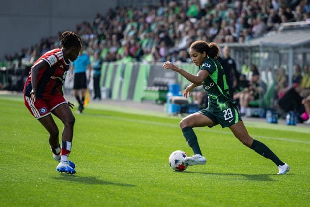 Fußball I Frauen I Saison 2026-2027 I Bundesliga I VfL Wolfsburg - Hamburger SV I 04.10.2026 Magou Doucoure (2, Hamburger SV) Cora Zicai (28, VfL Wolfsburg) im Zweikampf Dynamik Aktion Wolfsburg AOK Stadion Niedersachsen Deutschland Copyright: xLobeca CedricxSiefkerx