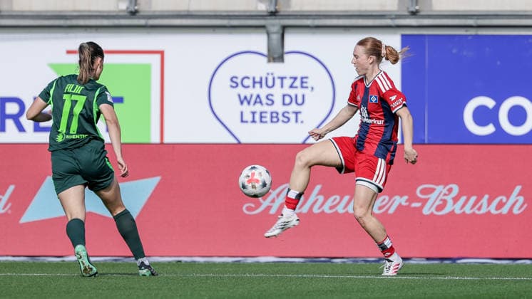v.li.: Katharina Piljic (VfL Wolfsburg, 17) und Carla Morich (Hamburger SV, HSV, 10) im Zweikampf, Duell, Dynamik, Aktion, Action, Spielszene, DIE DFB-RICHTLINIEN UNTERSAGEN JEGLICHE NUTZUNG VON FOTOS ALS SEQUENZBILDER UND ODER VIDEOÄHNLICHE FOTOSTRECKEN. DFB REGULATIONS PROHIBIT ANY USE OF PHOTOGRAPHS AS IMAGE SEQUENCES AND OR QUASI-VIDEO., 04.10.2026, Wolfsburg (Deutschland), Fussball, Google Pixel Frauen-Bundesliga, VfL Wolfsburg - Hamburger SV