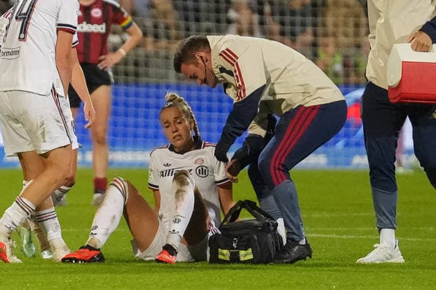 Deutschland: Fußball Google Pixel Frauen-Bundesliga 2026 2027, 6. Spieltag - SV Eintracht Frankfurt vs FC Bayern München - Am Brentanobad (Frankfurt): Giulia Gwinn (FCB, 7) verletzt am Boden Copyright: xTobiasxWentzellx