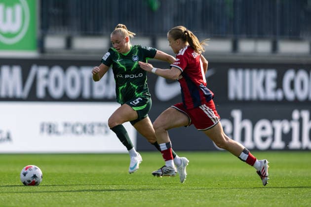 Fußball I Frauen I Saison 2026-2027 I Bundesliga I VfL Wolfsburg - Hamburger SV I 04.10.2026 Ella Peddemors (5, VfL Wolfsburg) und Annaleen Böhler (6, Hamburger SV) im Zweikampf Wolfsburg AOK Stadion Niedersachsen Deutschland Copyright: xLobeca CedricxSiefkerx