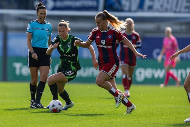 Fußball I Frauen I Saison 2026-2027 I Bundesliga I VfL Wolfsburg - Hamburger SV I 04.10.2026 Sarai Linder (39, VfL Wolfsburg) und Svea Stoldt (8, Hamburger SV) im Zweikampf Wolfsburg AOK Stadion Niedersachsen Deutschland Copyright: xLobeca CedricxSiefkerx