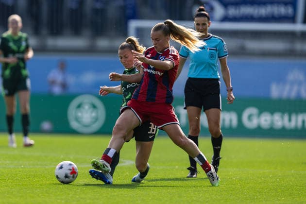 Fußball I Frauen I Saison 2026-2027 I Bundesliga I VfL Wolfsburg - Hamburger SV I 04.10.2026 Sarai Linder (39, VfL Wolfsburg) und Svea Stoldt (8, Hamburger SV) im Zweikampf Wolfsburg AOK Stadion Niedersachsen Deutschland Copyright: xLobeca CedricxSiefkerx
