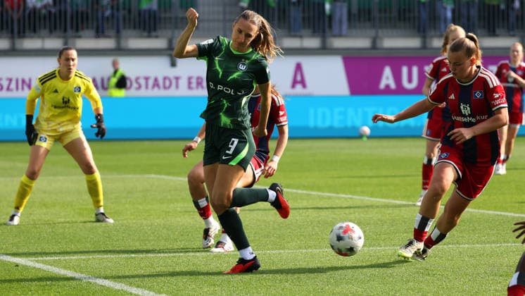 VfL vs. HSV, BL Frauen Wolfsburg, 04.10.2026, Fußball, Frauen, Google Pixel Bundesliga, Saison 2026 2027, VfL Wolfsburg vs Hamburger SV: Lara Prasnikar (VfL Wolfsburg), Svea Stoldt (HSV) AOK Stadion Niedersachsen Deutschland