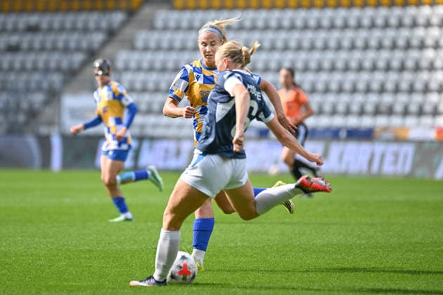 Fußball I Frauen I Saison 2026-2027 I 2. Bundesliga I 8. Spieltag I FC Carl Zeiss Jena - SC Sand I 04.10.2026 Anna Olmala (9, FC Carl Zeiss Jena) läuft Milena Fischer (6, SC Sand) an Jena Ernst-Abbe-Sportfeld, ad hoc Arena Thüringen Deutschland Copyright: xLobeca InesxHähnelx