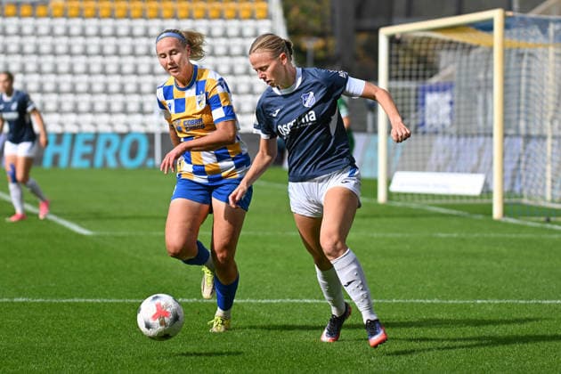 Fußball I Frauen I Saison 2026-2027 I 2. Bundesliga I 8. Spieltag I FC Carl Zeiss Jena - SC Sand I 04.10.2026 Anna Olmala (9, FC Carl Zeiss Jena), Milena Fischer (6, SC Sand) Jena Ernst-Abbe-Sportfeld, ad hoc Arena Thüringen Deutschland Copyright: xLobeca InesxHähnelx