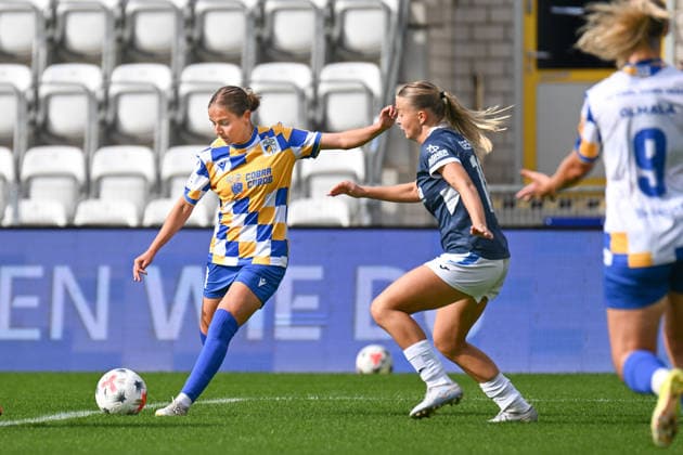 Fußball I Frauen I Saison 2026-2027 I 2. Bundesliga I 8. Spieltag I FC Carl Zeiss Jena - SC Sand I 04.10.2026 Lisa Gora (8, FC Carl Zeiss Jena), Sophia Gerber (18, SC Sand) Jena Ernst-Abbe-Sportfeld, ad hoc Arena Thüringen Deutschland Copyright: xLobeca InesxHähnelx