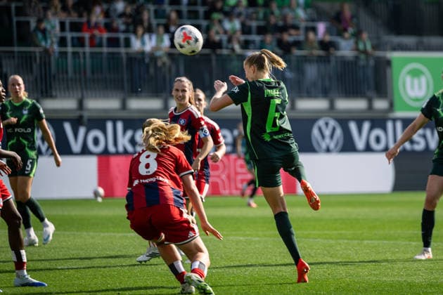 Fußball I Frauen I Saison 2026-2027 I Bundesliga I VfL Wolfsburg - Hamburger SV I 04.10.2026 Janina Minge (6, VfL Wolfsburg) mit einem Kopfball nach einem Eckstoß Aktion Dynamik Wolfsburg AOK Stadion Niedersachsen Deutschland Copyright: xLobeca CedricxSiefkerx