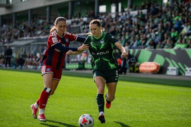 Fußball I Frauen I Saison 2026-2027 I Bundesliga I VfL Wolfsburg - Hamburger SV I 04.10.2026 Camilla Linberg (7, Hamburger SV) und Lara Prasnikar (9, VfL Wolfsburg) im Zweikampf Wolfsburg AOK Stadion Niedersachsen Deutschland Copyright: xLobeca CedricxSiefkerx