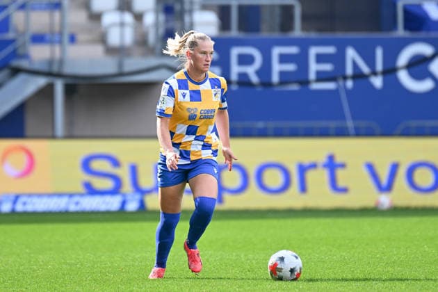 Fußball I Frauen I Saison 2026-2027 I 2. Bundesliga I 8. Spieltag I FC Carl Zeiss Jena - SC Sand I 04.10.2026 Laura Petersen (2, FC Carl Zeiss Jena) mit Ball Freisteller, Nahaufnahme, Porträt, Portrait, Einzelfoto, Einzelbild, Körper Jena Ernst-Abbe-Sportfeld, ad hoc Arena Thüringen Deutschland Copyright: xLobeca InesxHähnelx