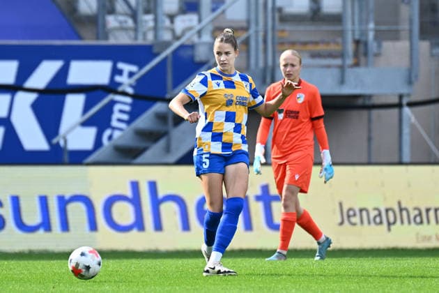 Fußball I Frauen I Saison 2026-2027 I 2. Bundesliga I 8. Spieltag I FC Carl Zeiss Jena - SC Sand I 04.10.2026 Emily Hähnel (5, FC Carl Zeiss Jena) spielt den Ball Freisteller, Nahaufnahme, Porträt, Portrait, Einzelfoto, Einzelbild, Körper Jena Ernst-Abbe-Sportfeld, ad hoc Arena Thüringen Deutschland Copyright: xLobeca InesxHähnelx