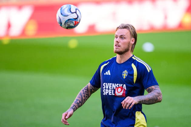261004 Victor Eriksson of Sweden of the Swedish men s national football team at a training session on October 4, 2026 in Bucharest. Photo: Ludvig Thunman BILDBYRAN kod LT LT0826 fotboll football soccer fotball nations league uefa nations league träning practice training sverige sweden sverige a bbeng fotboll football soccer fotball nations league uefa nations league träning practice training sverige sweden sverige a bbeng Copyright: LUDVIGxTHUNMAN BB261004LT015