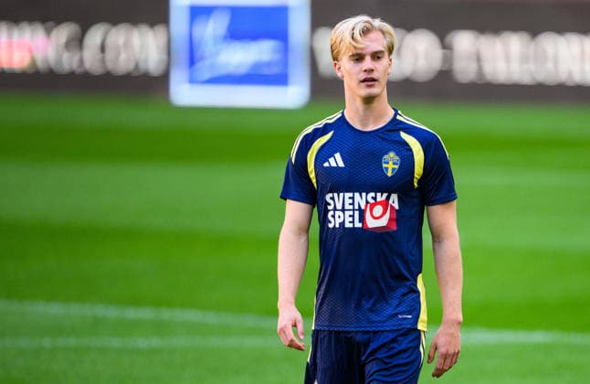 261004 Lucas Bergvall of Sweden of the Swedish men s national football team at a training session on October 4, 2026 in Bucharest. Photo: Ludvig Thunman BILDBYRAN kod LT LT0826 fotboll football soccer fotball nations league uefa nations league träning practice training sverige sweden sverige a bbeng fotboll football soccer fotball nations league uefa nations league träning practice training sverige sweden sverige a bbeng Copyright: LUDVIGxTHUNMAN BB261004LT017