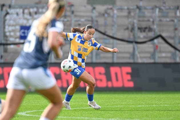 Fußball I Frauen I Saison 2026-2027 I 2. Bundesliga I 8. Spieltag I FC Carl Zeiss Jena - SC Sand I 04.10.2026 Nelly Juckel (31, FC Carl Zeiss Jena) nimmt den Ball mit Freisteller, Nahaufnahme, Porträt, Portrait, Einzelfoto, Einzelbild, Körper Jena Ernst-Abbe-Sportfeld, ad hoc Arena Thüringen Deutschland Copyright: xLobeca InesxHähnelx
