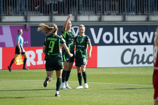 Fußball I Frauen I Saison 2026-2027 I Bundesliga I VfL Wolfsburg - Hamburger SV I 04.10.2026 Ella Peddemors (5, VfL Wolfsburg) Jubelt nach dem 1:0 Führungstreffer kurz vor Ende der ersten Halbzeit Wolfsburg AOK Stadion Niedersachsen Deutschland Copyright: xLobeca CedricxSiefkerx