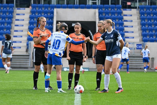 Fußball I Frauen I Saison 2026-2027 I 2. Bundesliga I 8. Spieltag I FC Carl Zeiss Jena - SC Sand I 04.10.2026 Handshake der Spielführerinnen Emily Reske (10, FC Carl Zeiss Jena) und Milena Fischer (6, SC Sand) Jena Ernst-Abbe-Sportfeld, ad hoc Arena Thüringen Deutschland Copyright: xLobeca InesxHähnelx