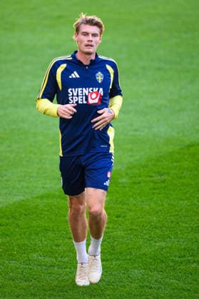 261004 Eric Smith of Sweden of the Swedish men s national football team at a training session on October 4, 2026 in Bucharest. Photo: Ludvig Thunman BILDBYRAN kod LT LT0826 fotboll football soccer fotball nations league uefa nations league träning practice training sverige sweden sverige a bbeng fotboll football soccer fotball nations league uefa nations league träning practice training sverige sweden sverige a bbeng Copyright: LUDVIGxTHUNMAN BB261004LT026