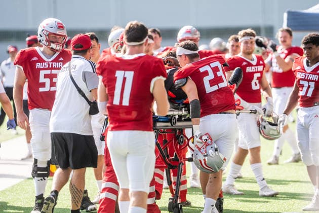 AMERICAN FOOTBALL - IFAF EC, AUT vs BEL SALZBURG,AUSTRIA,04.OCT.26 - AMERICAN FOOTBALL - IFAF European Championship, EM, Europameisterschaft Austria vs Belgium. Image shows the team of AUT chearing on Frederic Makanda (BEL).  GEPAxpictures xJulioxArellano