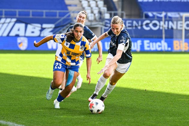 Fußball I Frauen I Saison 2026-2027 I 2. Bundesliga I 8. Spieltag I FC Carl Zeiss Jena - SC Sand I 04.10.2026 Zweikampf Paula Rintzner (23, FC Carl Zeiss Jena), Milena Fischer (6, SC Sand) Jena Ernst-Abbe-Sportfeld, ad hoc Arena Thüringen Deutschland Copyright: xLobeca InesxHähnelx