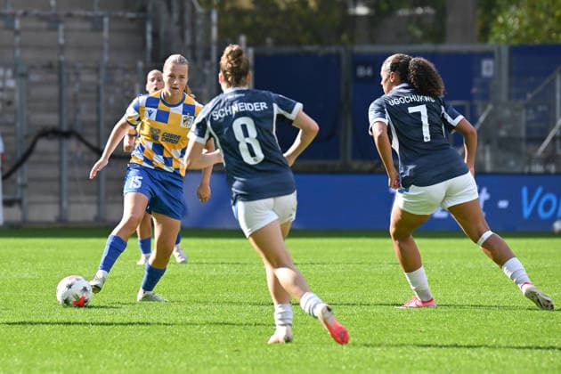 Fußball I Frauen I Saison 2026-2027 I 2. Bundesliga I 8. Spieltag I FC Carl Zeiss Jena - SC Sand I 04.10.2026 Emma Broddheimer (15, FC Carl Zeiss Jena), Kim Schneider (8, SC Sand), Melissa Ugochukwu (7, SC Sand) Jena Ernst-Abbe-Sportfeld, ad hoc Arena Thüringen Deutschland Copyright: xLobeca InesxHähnelx