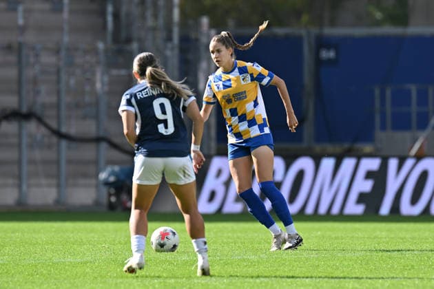 Fußball I Frauen I Saison 2026-2027 I 2. Bundesliga I 8. Spieltag I FC Carl Zeiss Jena - SC Sand I 04.10.2026 Pija Reiniger (9, SC Sand), Emily Hähnel (5, FC Carl Zeiss Jena) Jena Ernst-Abbe-Sportfeld, ad hoc Arena Thüringen Deutschland Copyright: xLobeca InesxHähnelx