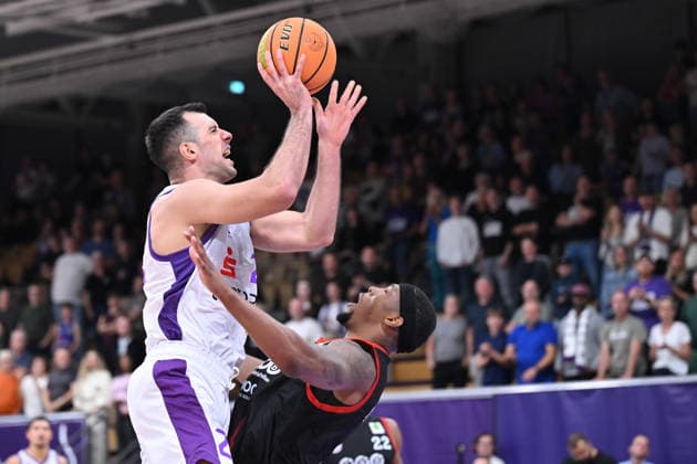 BG Göttingen - SBB Börde Baskets Wolmirstedt 04.10.2026, Göttingen: Basketball: 2. Bundesliga, ProA, BG Göttingen - SBB Börde Baskets Wolmirstedt, 3. Spieltag, Sparkassen-Arena. : Omar Pajic (l, BG Göttingen) zieht zum Korb gegen Kyndahl Hill (r, SBB Börde Baskets Wolmirstedt). Göttingen Niedersachsen Deutschland