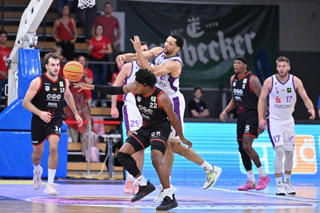 BG Göttingen - SBB Börde Baskets Wolmirstedt 04.10.2026, Göttingen: Basketball: 2. Bundesliga, ProA, BG Göttingen - SBB Börde Baskets Wolmirstedt, 3. Spieltag, Sparkassen-Arena. Kenneth Andrew Cooper (l, SBB Börde Baskets Wolmirstedt) kämpft mit Zach Jackson (r, BG Göttingen) um den Ball. Göttingen Niedersachsen Deutschland