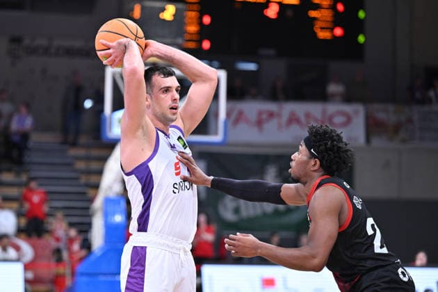 BG Göttingen - SBB Börde Baskets Wolmirstedt 04.10.2026, Göttingen: Basketball: 2. Bundesliga, ProA, BG Göttingen - SBB Börde Baskets Wolmirstedt, 3. Spieltag, Sparkassen-Arena. Omar Pajic (BG Göttingen) hält den Ball über dem Kopf. Göttingen Niedersachsen Deutschland