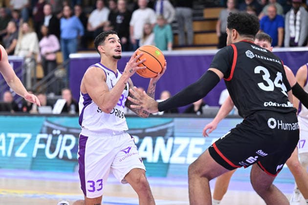 BG Göttingen - SBB Börde Baskets Wolmirstedt 04.10.2026, Göttingen: Basketball: 2. Bundesliga, ProA, BG Göttingen - SBB Börde Baskets Wolmirstedt, 3. Spieltag, Sparkassen-Arena. Tai Bibbs (l, BG Göttingen) kämpft mit einem Spieler (r) um den Ball. Göttingen Niedersachsen Deutschland