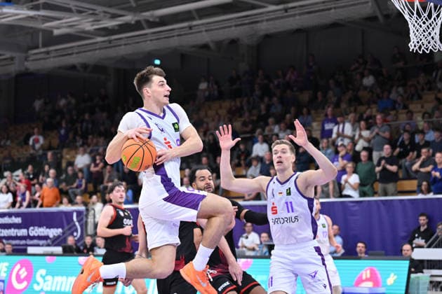 BG Göttingen - SBB Börde Baskets Wolmirstedt 04.10.2026, Göttingen: Basketball: 2. Bundesliga, ProA, BG Göttingen - SBB Börde Baskets Wolmirstedt, 3. Spieltag, Sparkassen-Arena. Radvilas Kneizys (BG Göttingen) zieht zum Korb. Göttingen Niedersachsen Deutschland