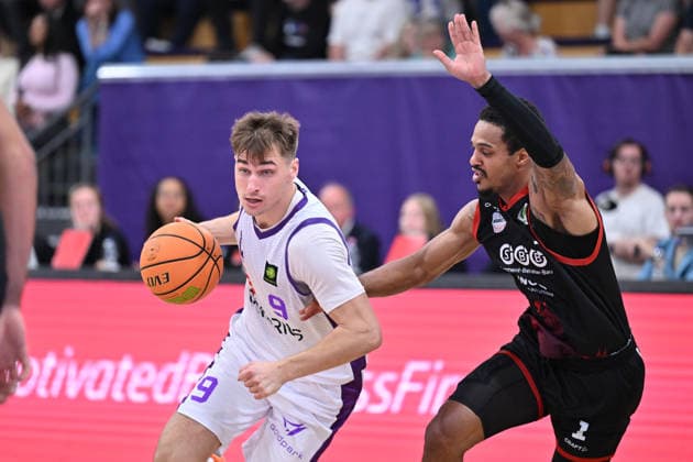 BG Göttingen - SBB Börde Baskets Wolmirstedt 04.10.2026, Göttingen: Basketball: 2. Bundesliga, ProA, BG Göttingen - SBB Börde Baskets Wolmirstedt, 3. Spieltag, Sparkassen-Arena. Radvilas Kneizys (BG Göttingen) dribbelt gegen Marcus Evans (SBB Börde Baskets Wolmirstedt). Göttingen Niedersachsen Deutschland