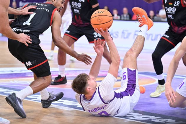 BG Göttingen - SBB Börde Baskets Wolmirstedt 04.10.2026, Göttingen: Basketball: 2. Bundesliga, ProA, BG Göttingen - SBB Börde Baskets Wolmirstedt, 3. Spieltag, Sparkassen-Arena. Radvilas Kneizys (BG Göttingen) liegt am Boden. Göttingen Niedersachsen Deutschland