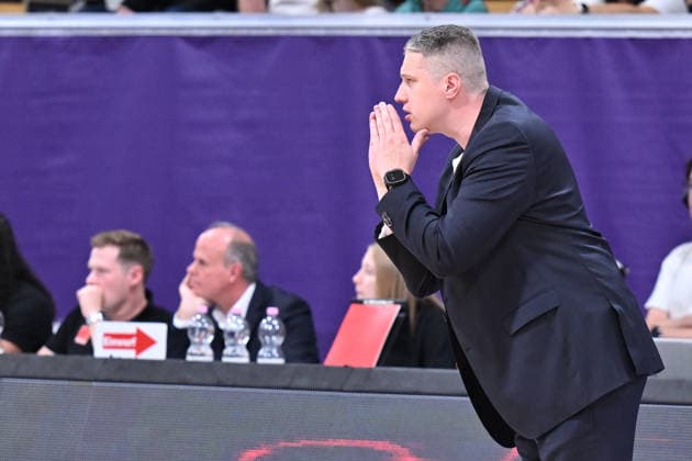 BG Göttingen - SBB Börde Baskets Wolmirstedt 04.10.2026, Göttingen: Basketball: 2. Bundesliga, ProA, BG Göttingen - SBB Börde Baskets Wolmirstedt, 3. Spieltag, Sparkassen-Arena. Head Coach Martins Gulbis (BG Göttingen) steht am Spielfeldrand. Göttingen Niedersachsen Deutschland