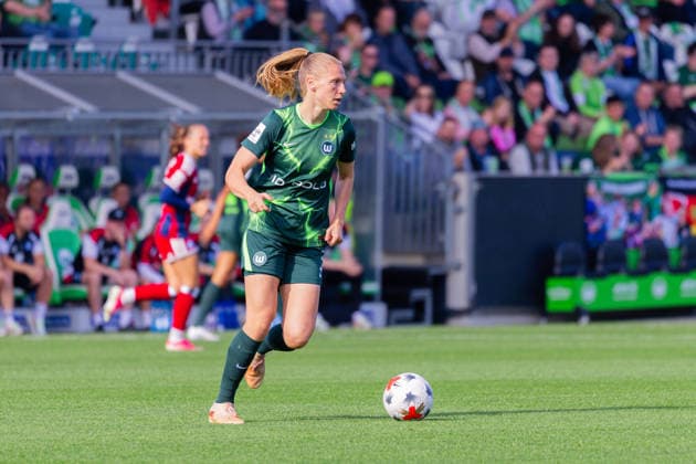 Fussball: Frauen Bundesliga, Saison 2026 - 2027, 04.10.2026, 6. Spieltag - VfL Wolfsburg vs Hamburger SV - AOK Stadion (Wolfsburg) : Lieske Carleer (VfL Wolfsburg, 3) am Ball Copyright: xMichellexLukax