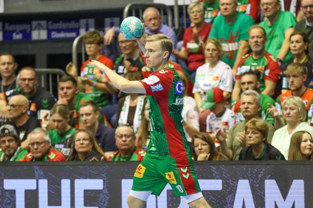 04.10.2026, xgox, Handball - Opel HBL SC Magdeburg - HC Erlangen emspor, v.l. Gisli Thorgeir Kristjansson (Magdeburg, 10) am Ball, plays the ball Magdeburg