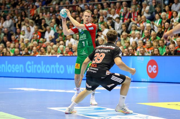 04.10.2026, xgox, Handball - Opel HBL SC Magdeburg - HC Erlangen emspor, v.l. Felix Claar (Magdeburg, 7) am Ball, plays the ball Magdeburg