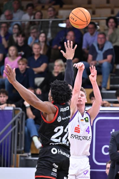 BG Göttingen - SBB Börde Baskets Wolmirstedt 04.10.2026, Göttingen: Basketball: 2. Bundesliga, ProA, BG Göttingen - SBB Börde Baskets Wolmirstedt, 3. Spieltag, Sparkassen-Arena. Kenneth Andrew Cooper (r, SBB Börde Baskets Wolmirstedt) dribbelt unter Bedrängnis von Daniel Kirchner (l, BG Göttingen). Göttingen Niedersachsen Deutschland