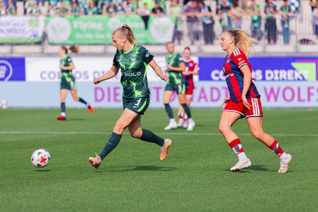 Fussball: Frauen Bundesliga, Saison 2026 - 2027, 04.10.2026, 6. Spieltag - VfL Wolfsburg vs Hamburger SV - AOK Stadion (Wolfsburg) : Lieske Carleer (VfL Wolfsburg, 3) am Ball Copyright: xMichellexLukax