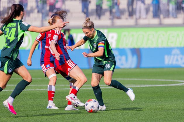 Fussball: Frauen Bundesliga, Saison 2026 - 2027, 04.10.2026, 6. Spieltag - VfL Wolfsburg vs Hamburger SV - AOK Stadion (Wolfsburg) : Svenja Huth (VfL Wolfsburg, 10) im Zweikampf gegen Carla Morich (Hamburger SV, 10) Copyright: xMichellexLukax